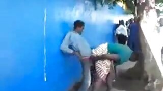 పచ్చబొట్టు పొడిచిన స్నేహితుడు మనోహరమైన MILF యొక్క తడి కంట్‌ను పాలిష్ చేస్తున్నప్పుడు తన వంతు తెలుగు సెక్స్ ఫుల్ సెక్స్ కృషి చేస్తాడు